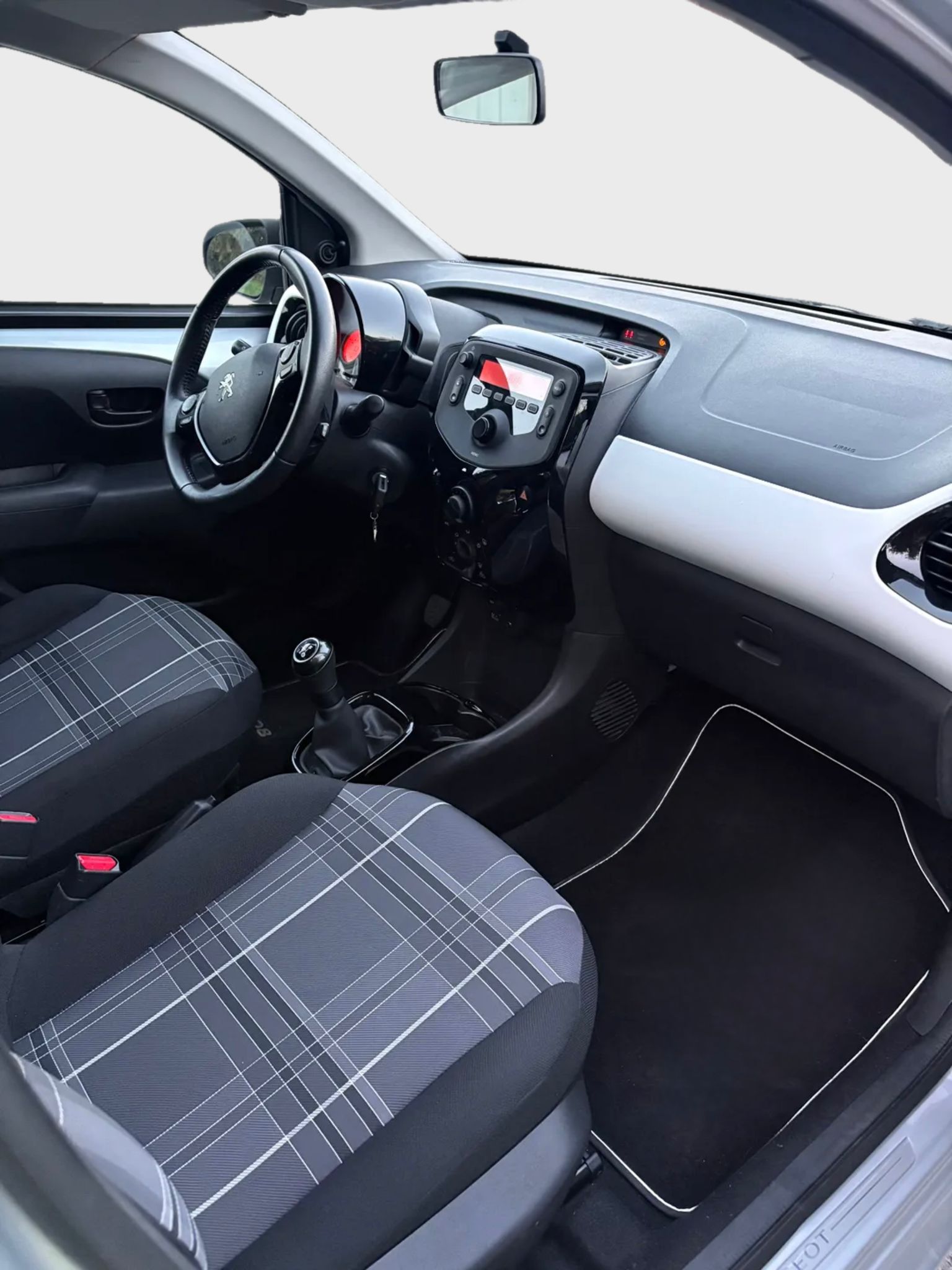 PEUGEOT 108 2017 finition STYLE Intérieur droit