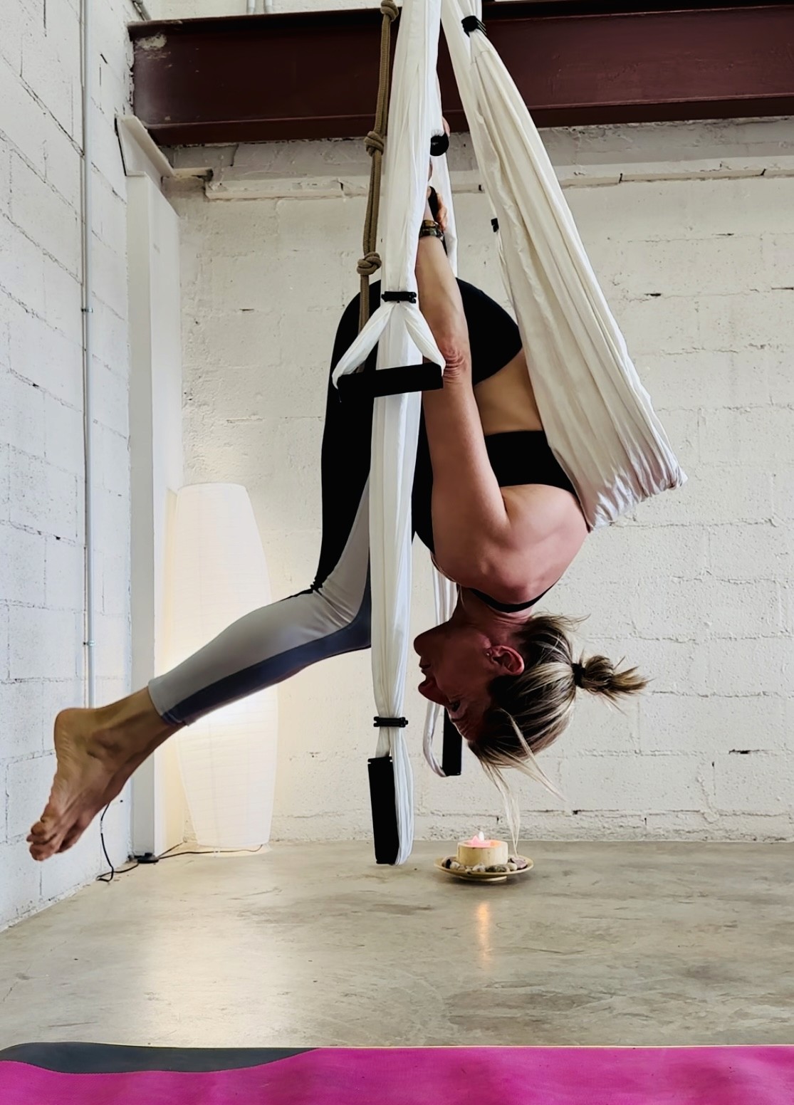 mujer realizando yoga aéreo