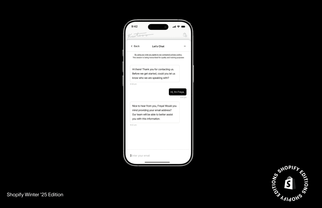 Smartphone mit einem Kundenservice-Chat im Fenster Let's Chat eines Shopify-Shops