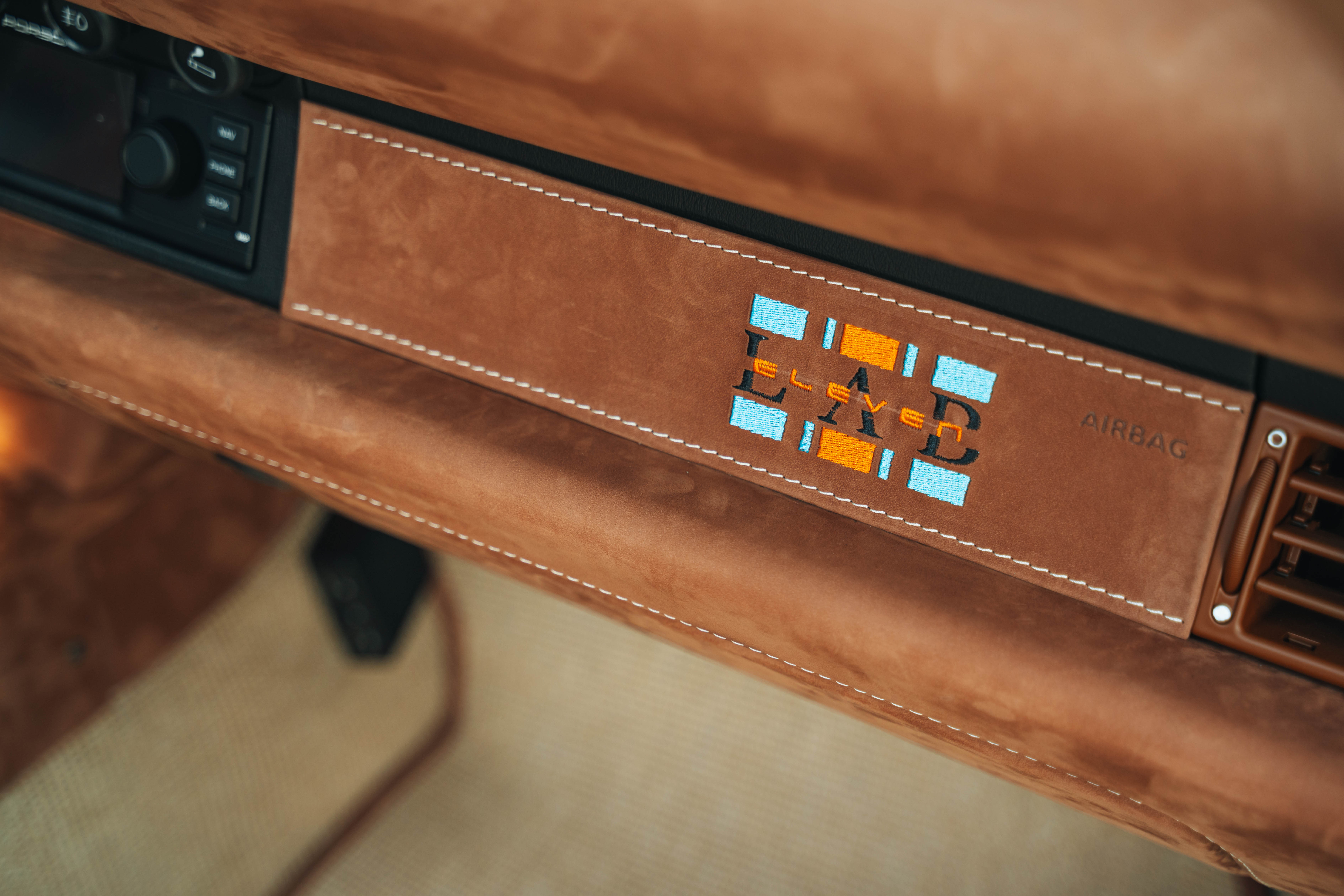 Dettaglio di cruscotto porsche in pelle marrone artigianale