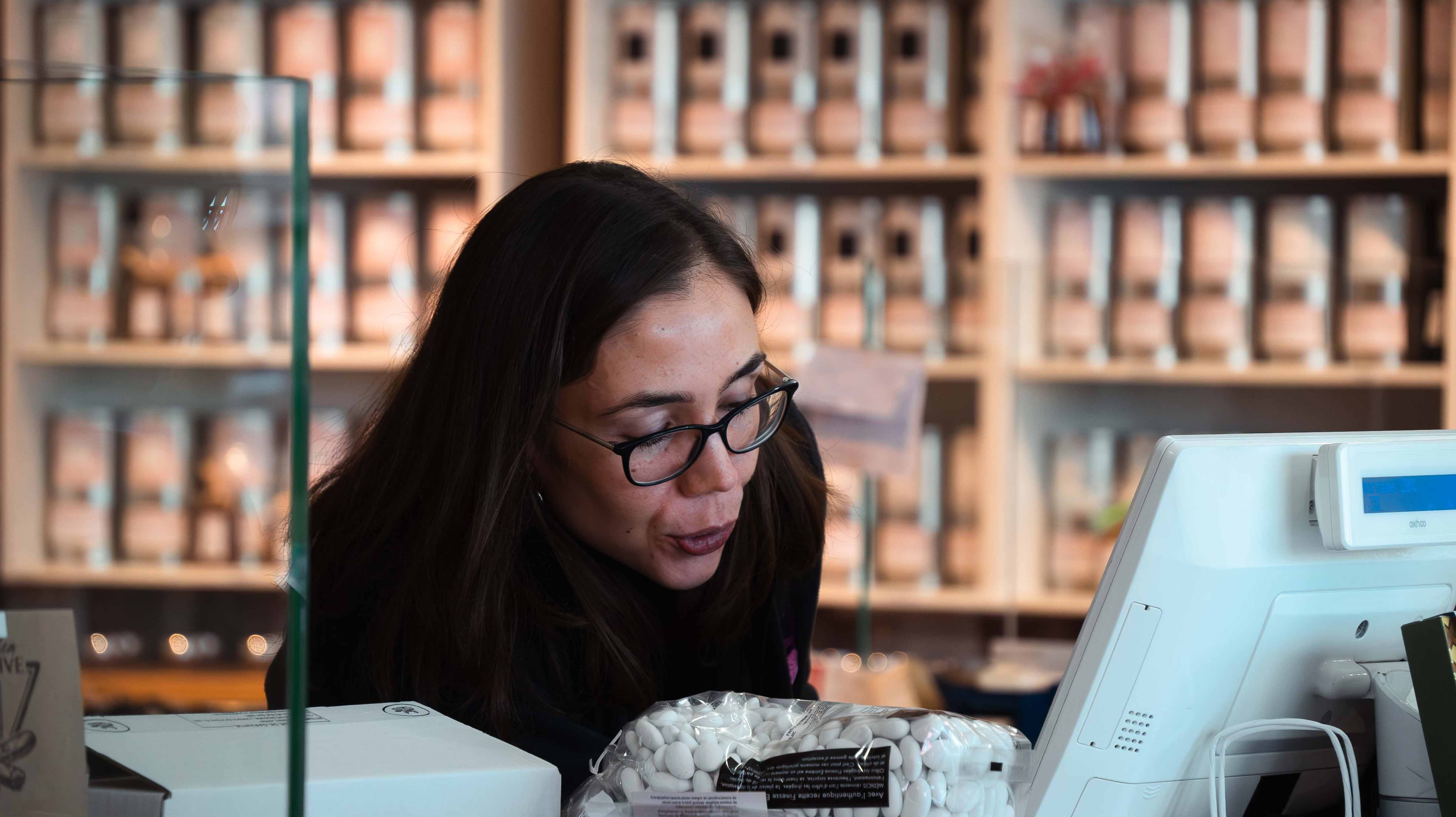 Collaboratrice encaissant un client au Sourire de Reims