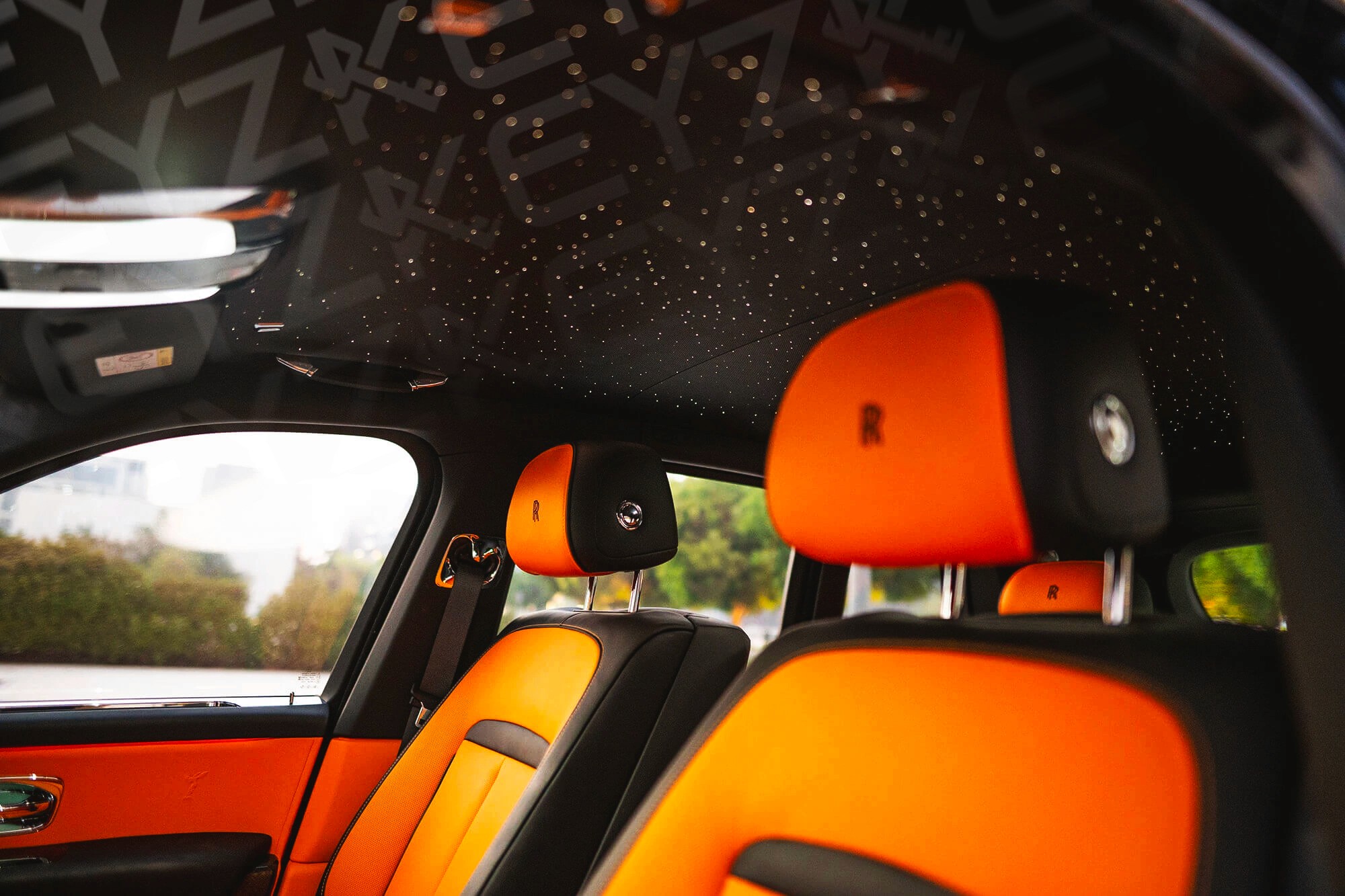 Sièges en cuir orange Rolls Royce Cullinan – Location SUV de luxe à Dubaï | Keyz Rent