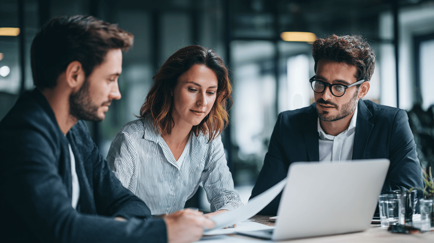 Drie professionals hebben overleg over een aanbestedingsproces