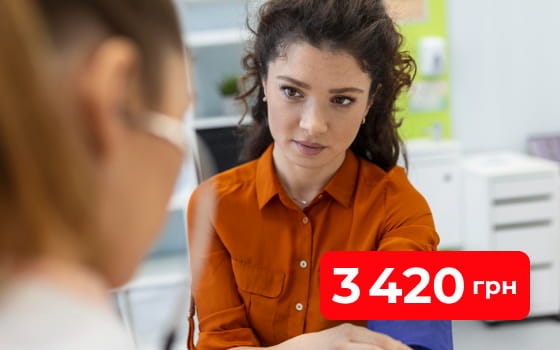 Лікар обстежує пацієнтку