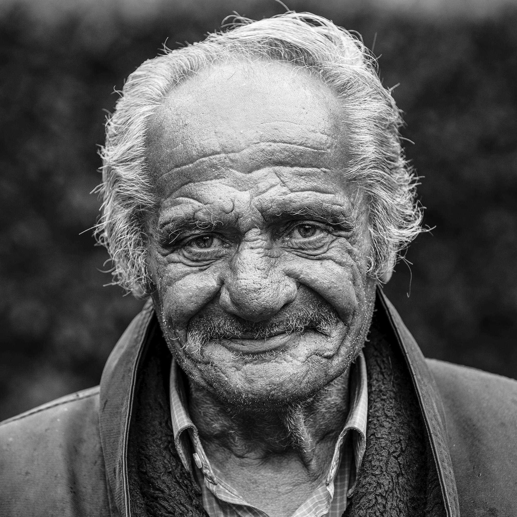 Frederic Bourcier, photographe documentaire, réalise des portraits d’un sans domicile fixe qui vient régulièrement lui rendre visite à son atelier. A travers ces photos, on peut voir les saisons , son humeur et surtout son état de fatigue.