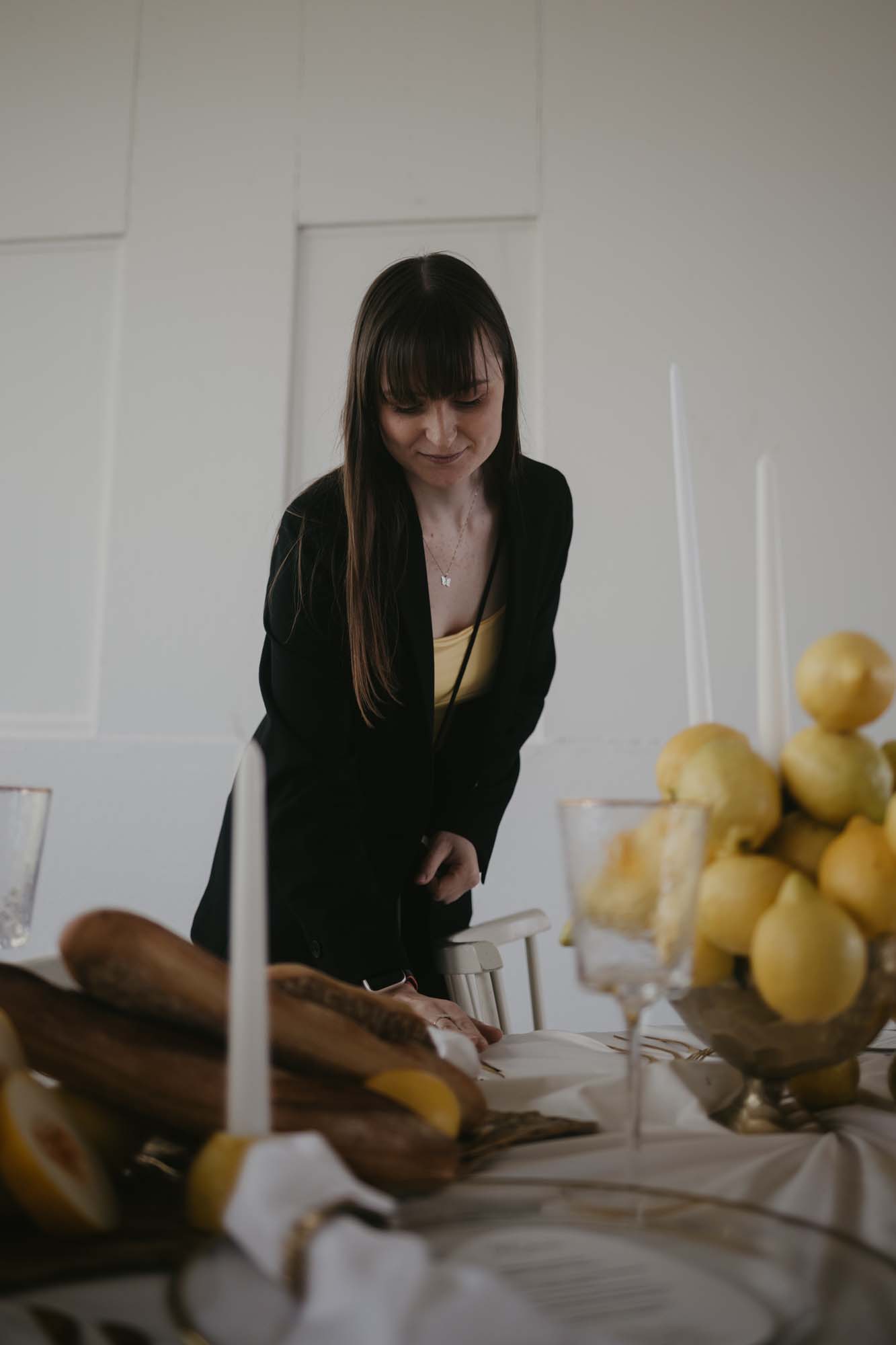 Hochzeitsplanerin Emily richtet die Dekoration auf dem Tisch.