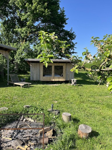 Shelteren midt i haven med udsigt udover køkkenhave og marker på Egebjerggård. 