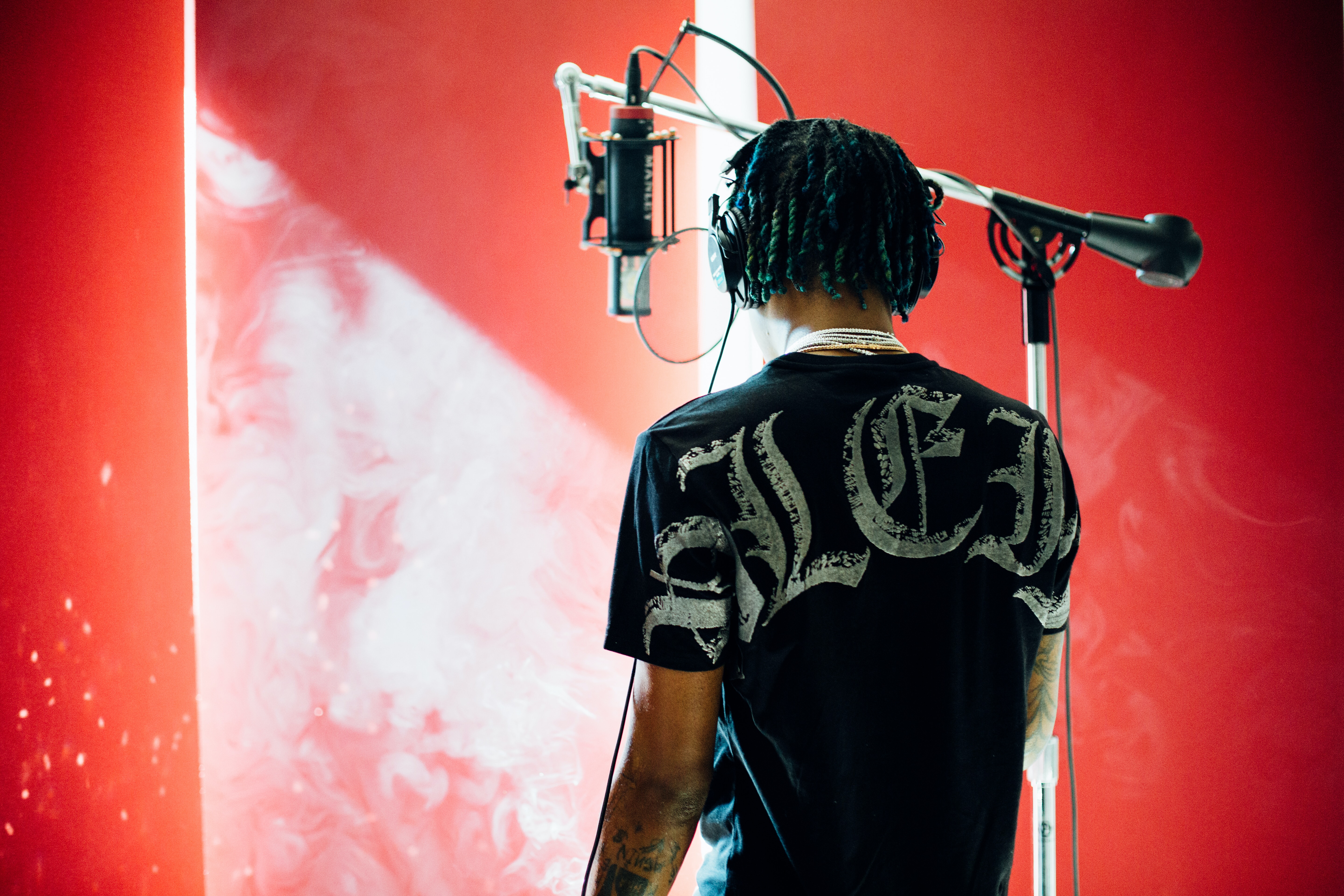 rapper infront of a mic - how to write rap songs