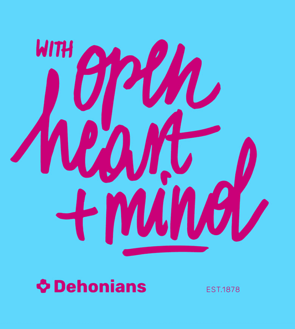 Błękitny plakat z różowym pędzlowym napisem „with open heart + mind” oraz logo Dehonians przy dolnej krawędzi.