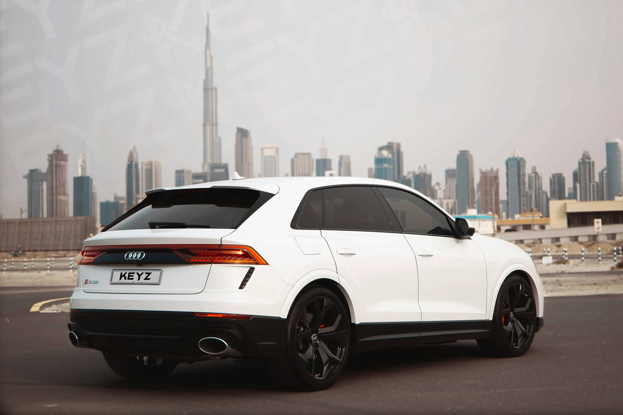 Vue extérieure arrière Audi RSQ8 Blanc – Location SUV à Dubaï | Keyz Rent