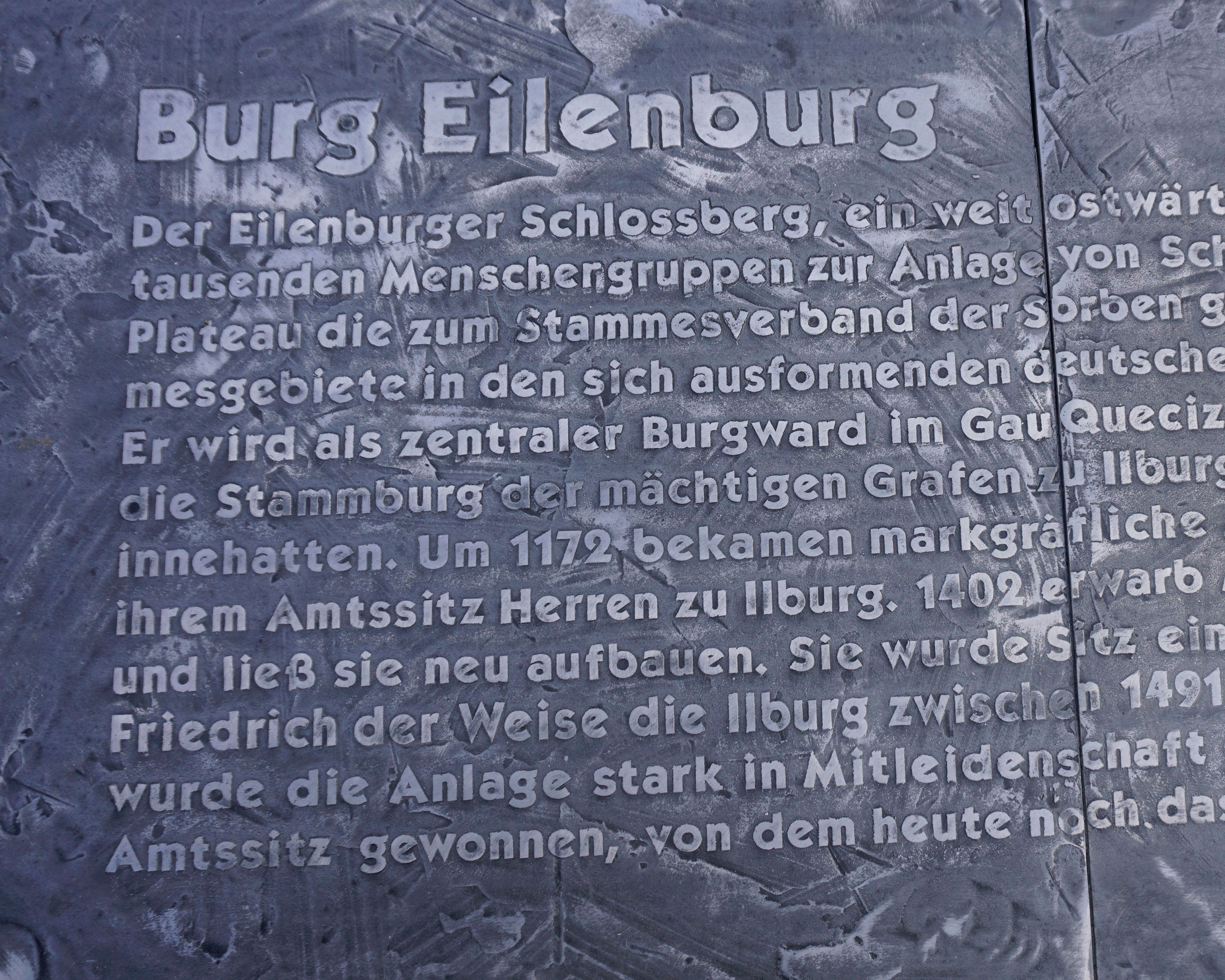 Nahaufnahme des gravierten Informationstextes zur Geschichte des Eilenburger Schlossbergs.