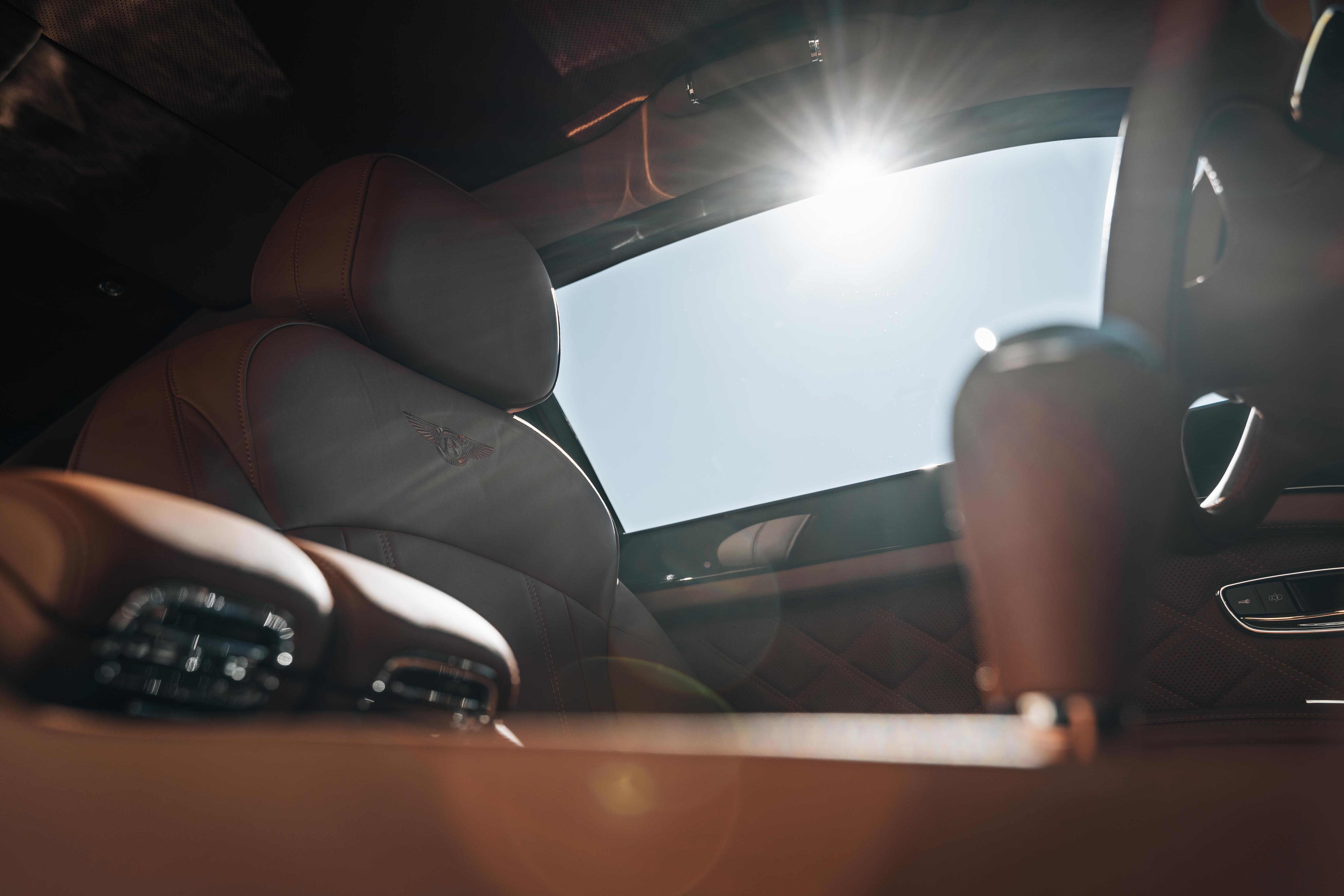 Foto di dettaglio di sedili Bentley in pelle marrone