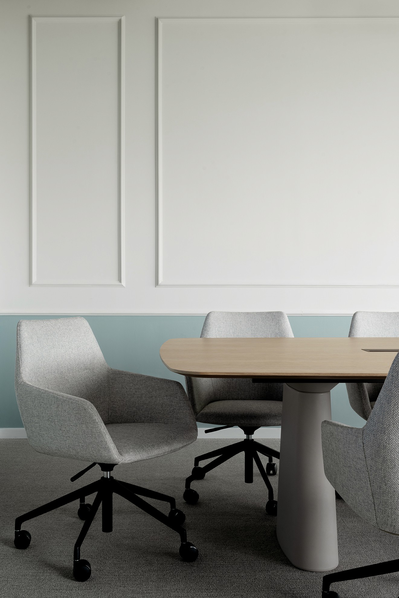 חדר דיונים אינטימי (Huddle Room): עיצוב נקי עם ריהוט בגוונים רכים ופתרונות אקוסטיקה לביצוע שיחות וידאו ופגישות קטנות