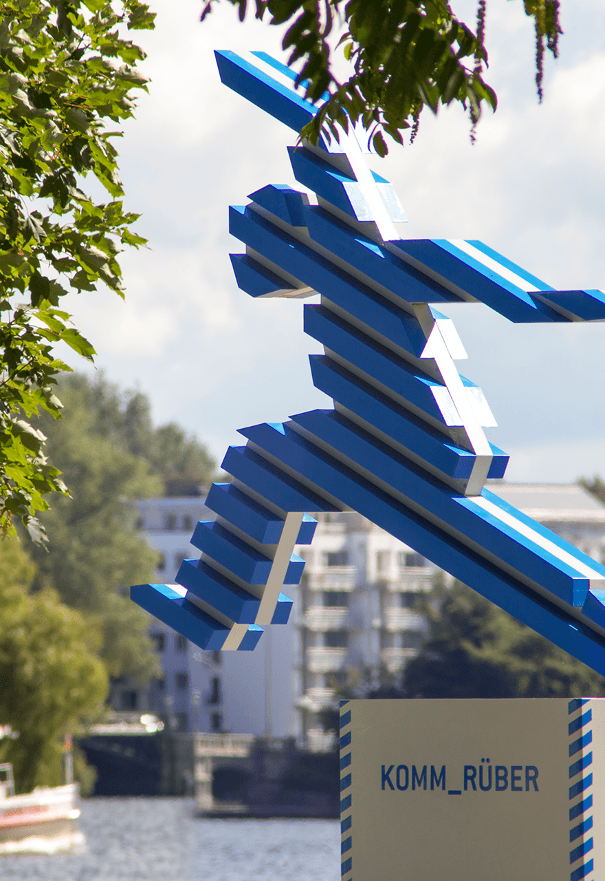 Innenansicht des tegut… teo mit einer großen Selbstbedienungskasse im Vordergrund und dem gewölbten, hölzernen Innenraum mit gut gefüllten Regalen im Hintergrund.