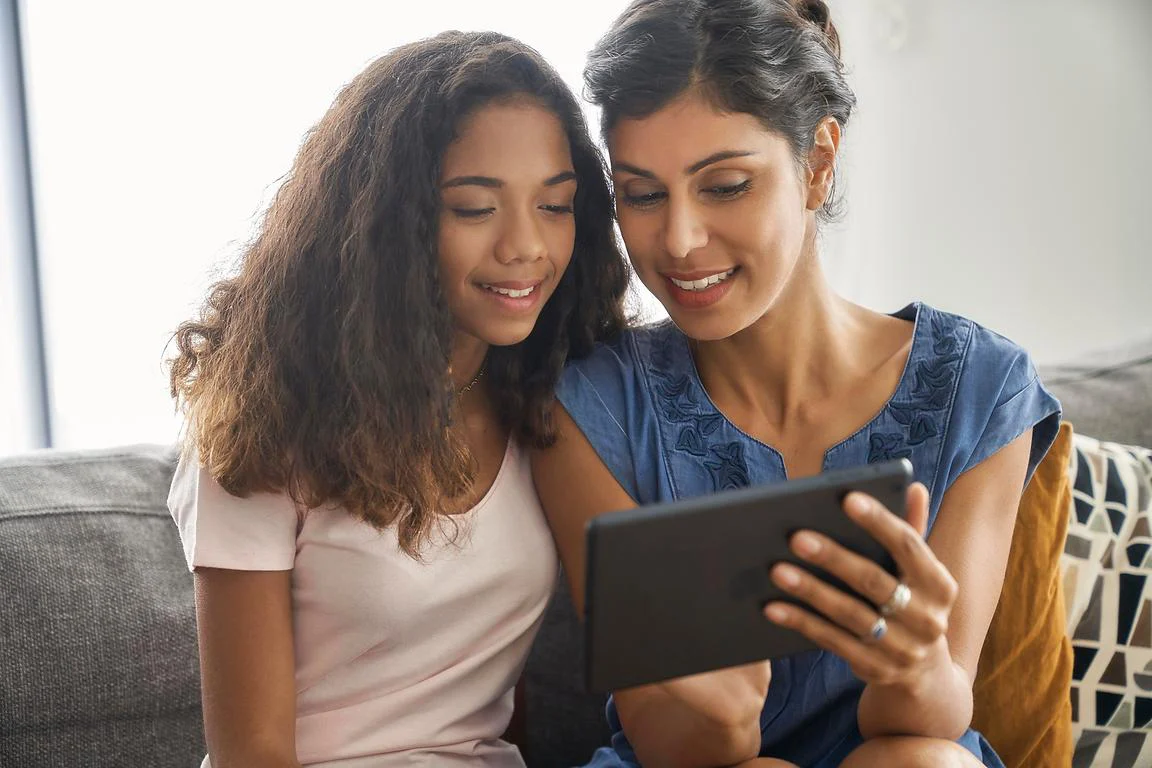 Scène de collaboration en entreprise : deux collaboratrices sur tablette numérique à La Réunion