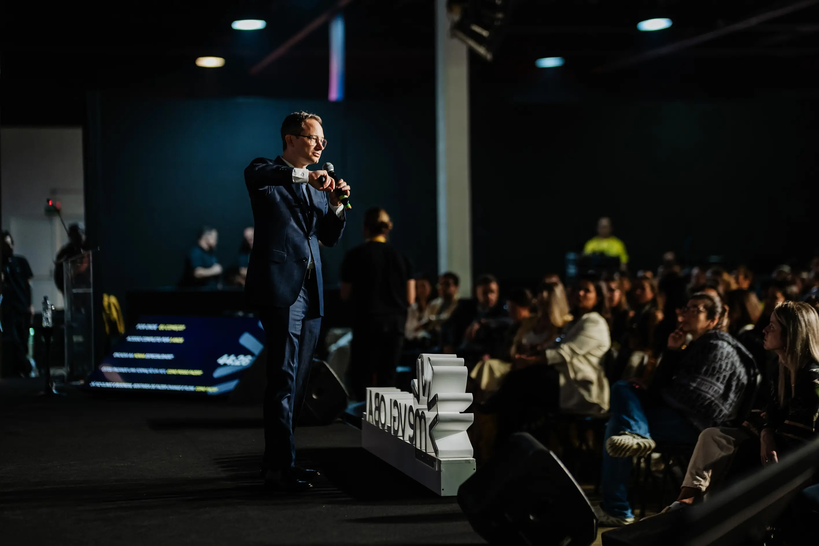 Fotografia do dr. Luiz Carlos palestrando para uma plateia