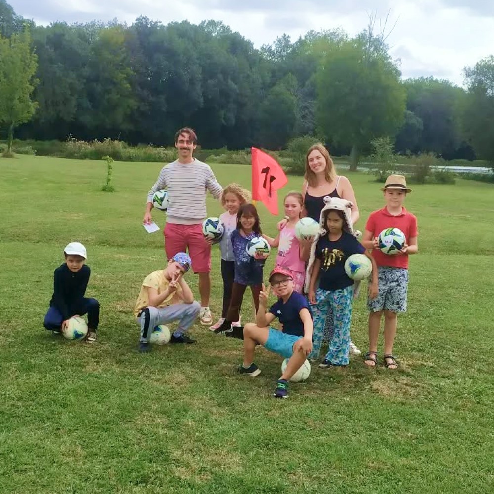 Photo d'équipe en fin de parcours de footgolf au domaine de la brame pour ce centre aérée proche de sarlat