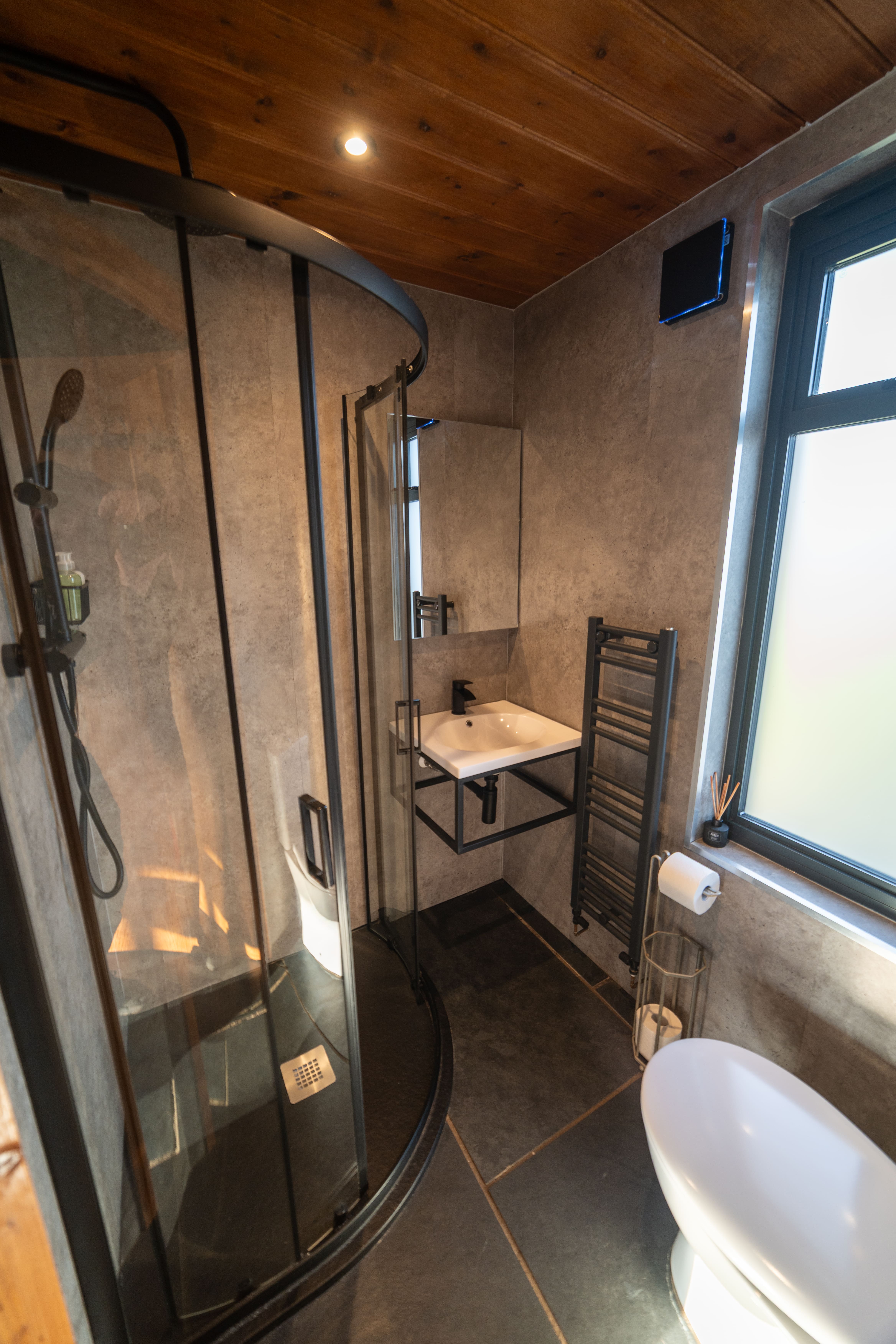 Tawny Lodge Bathroom