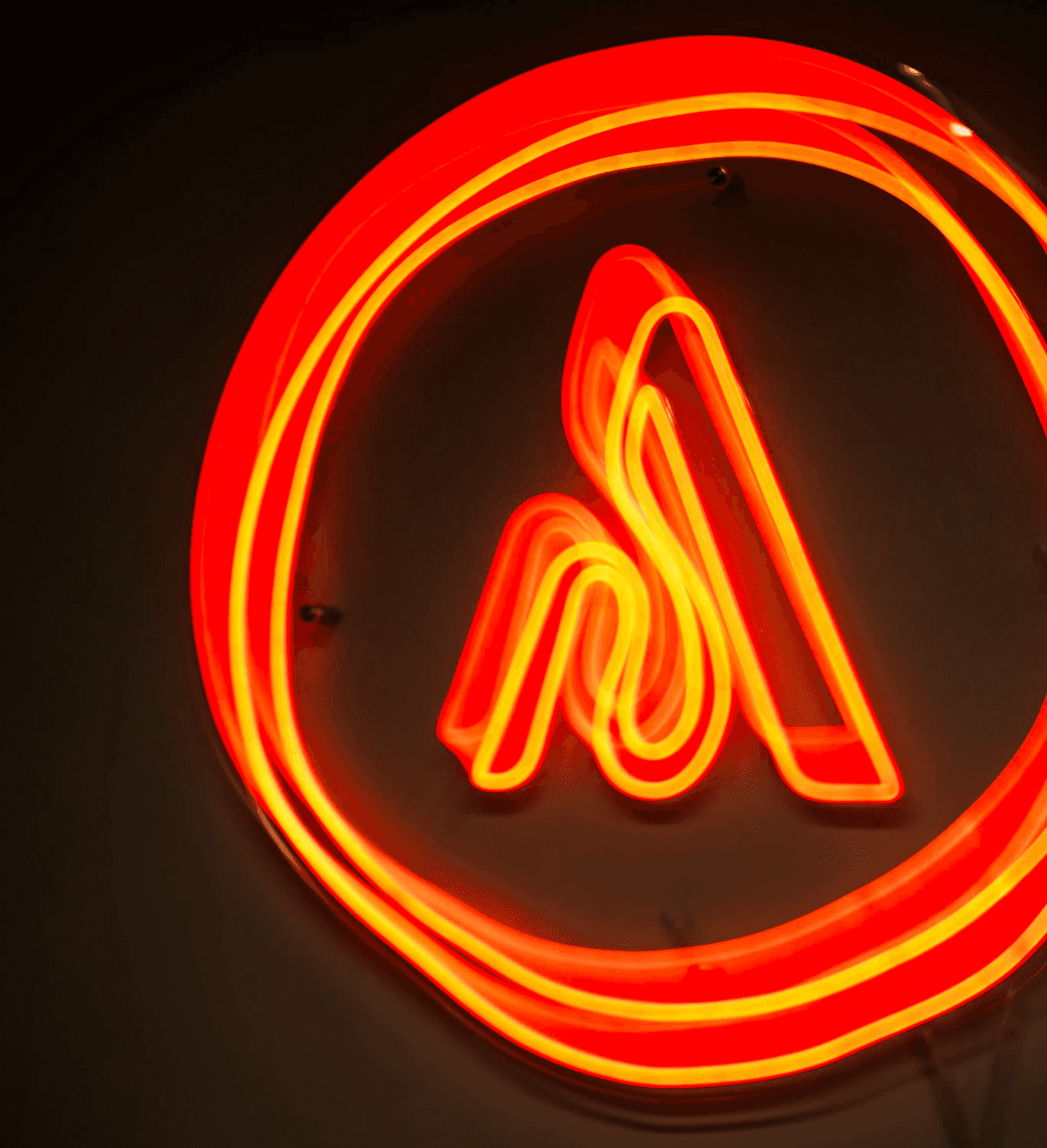 Logo du restaurant LAVA en néon rouge, symbole lumineux de l’identité volcanique du restaurant situé à Paris dans le Quartier Latin.