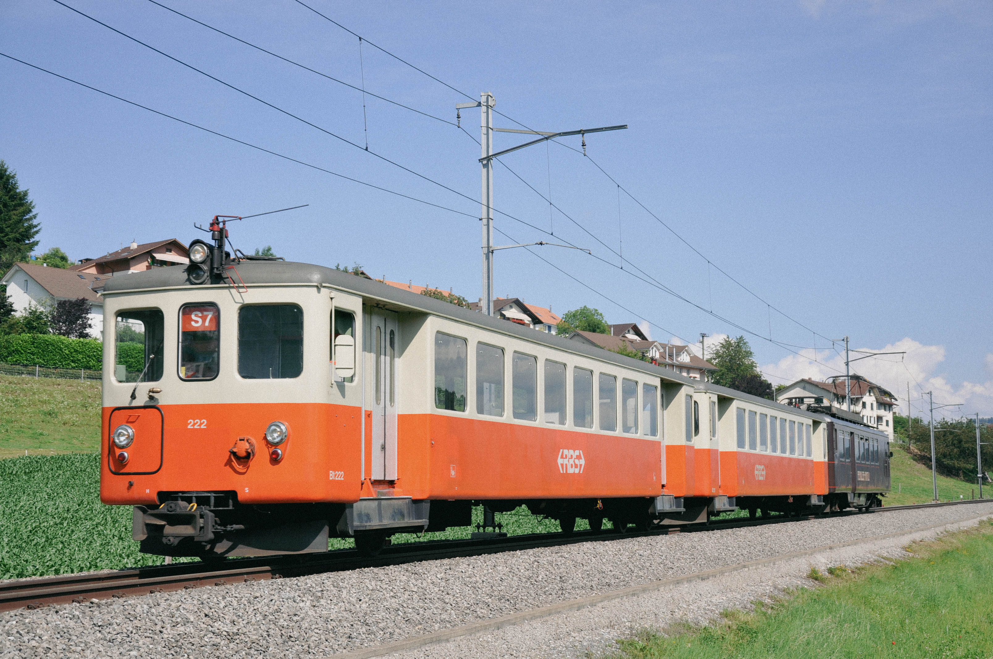 Das orange weisse historische Bt 222 auf dem Streckennetz des RBS