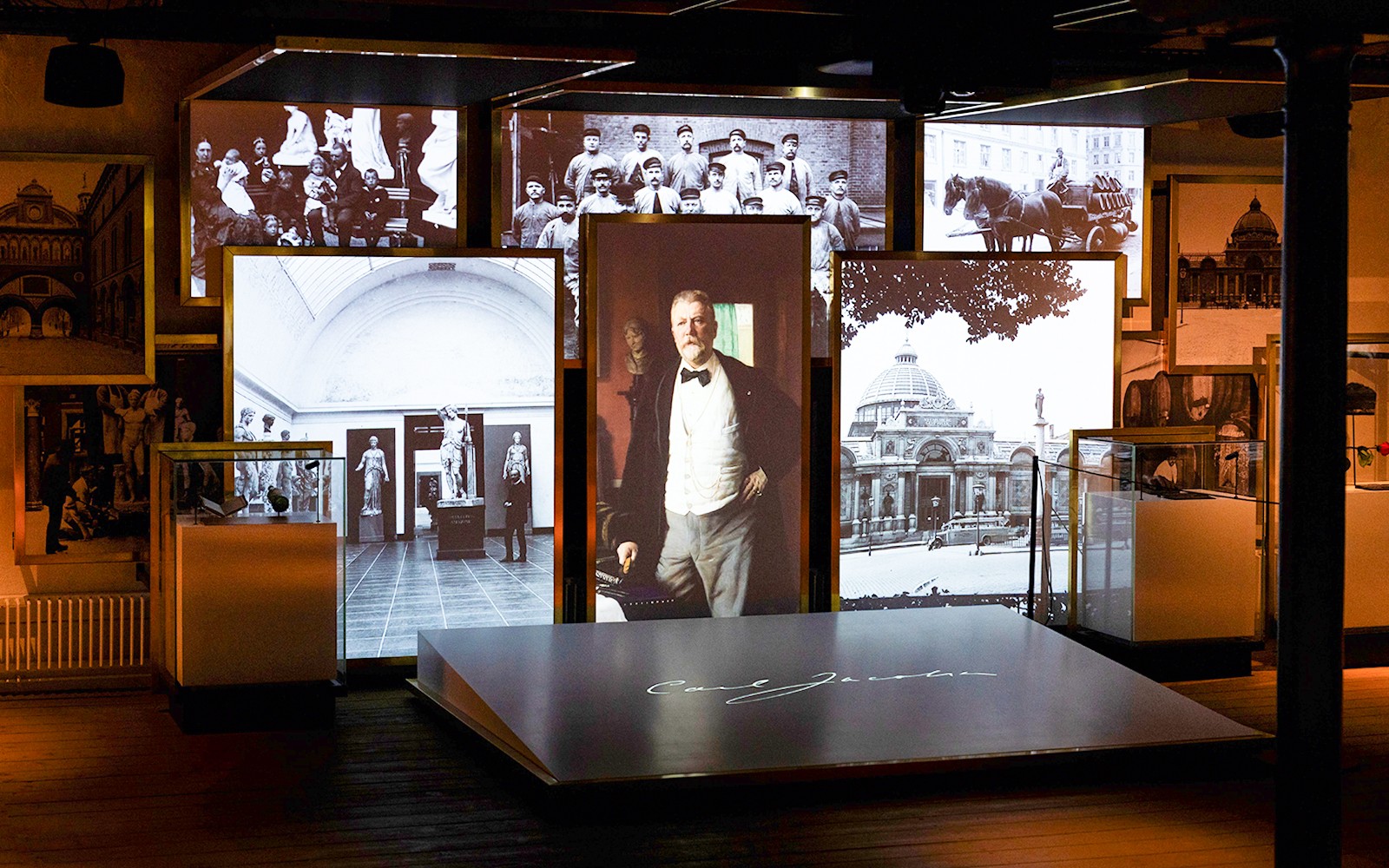 Történelmi fotók és tárgyak kiállítása a Carlsberg Otthonában.