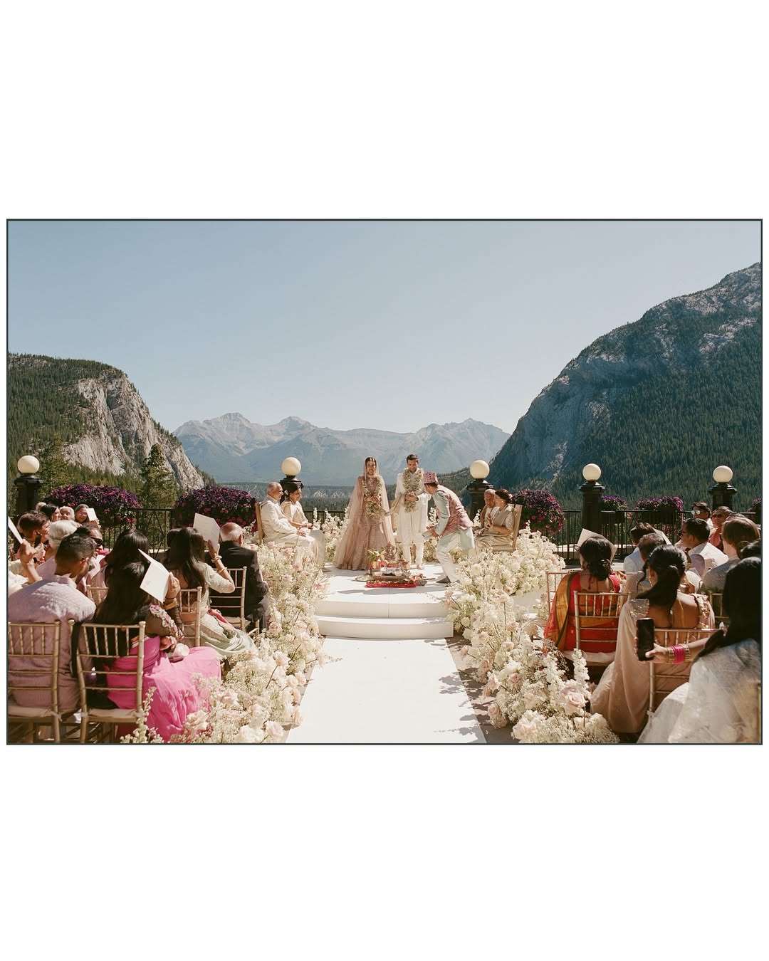 couple outdoor sunlight pose