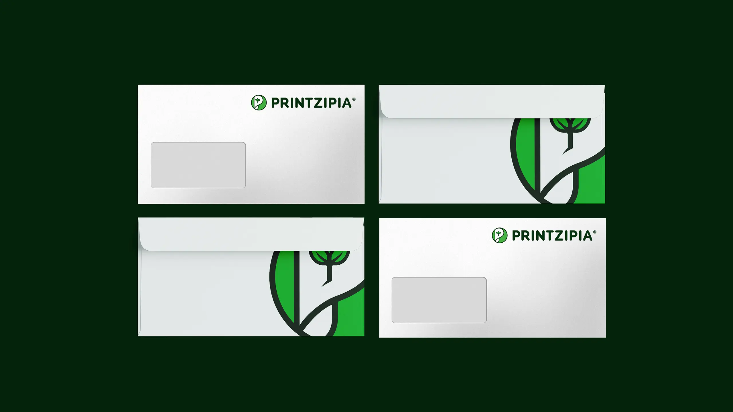 Vier bedruckte Briefumschläge mit Printzipia-Logo auf dunkelgrünem Grund