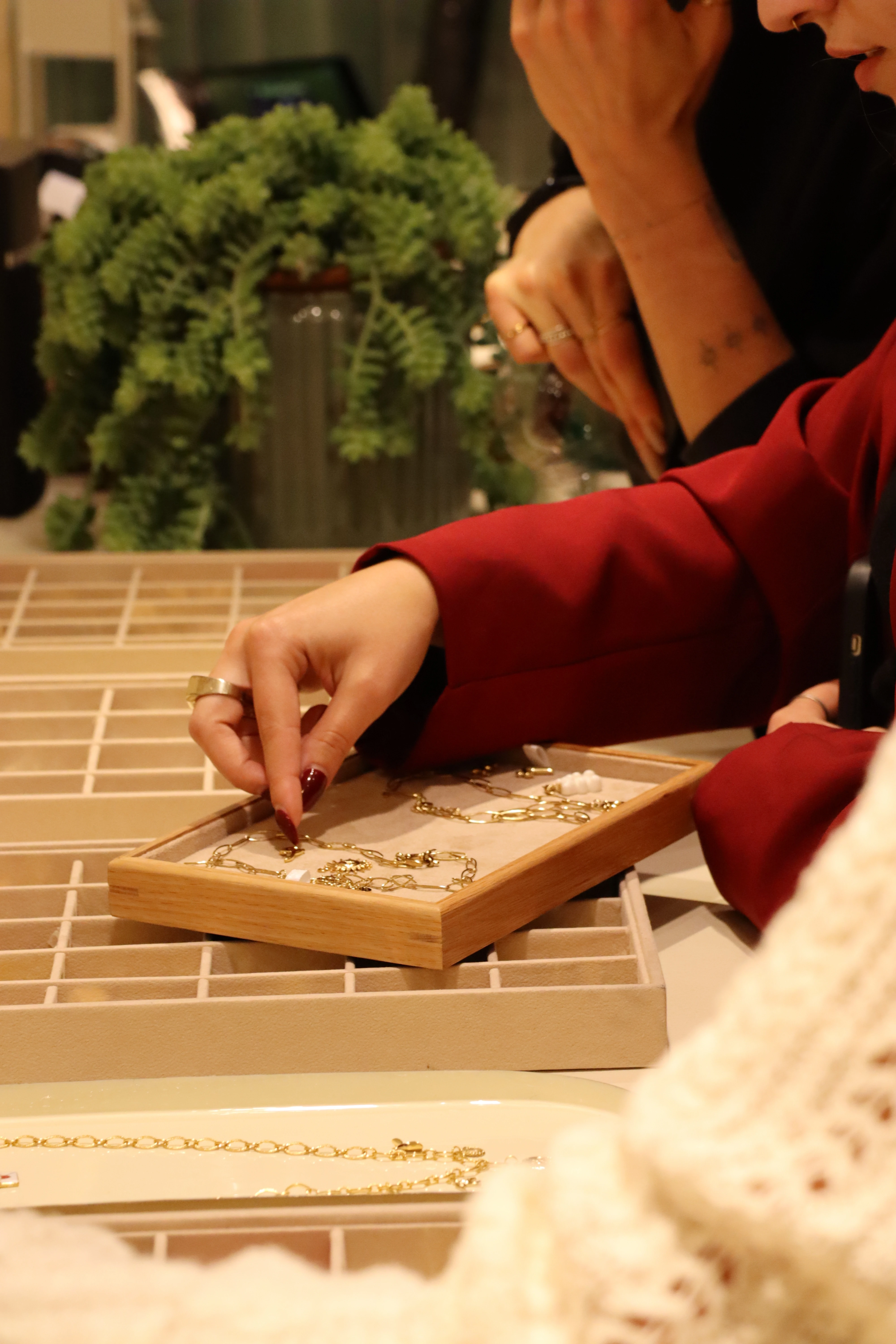 Scatto professionale dei gioielli artigianali Laura Sciunnach prodotto da Aura Studio, agenzia di comunicazione di Genova, per la comunicazione social.