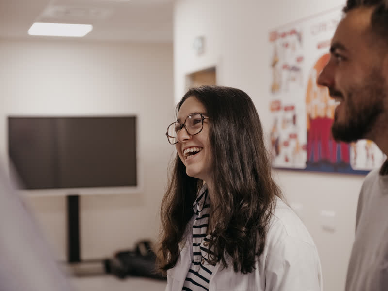 Échange entre deux collaborateurs dans un bureau