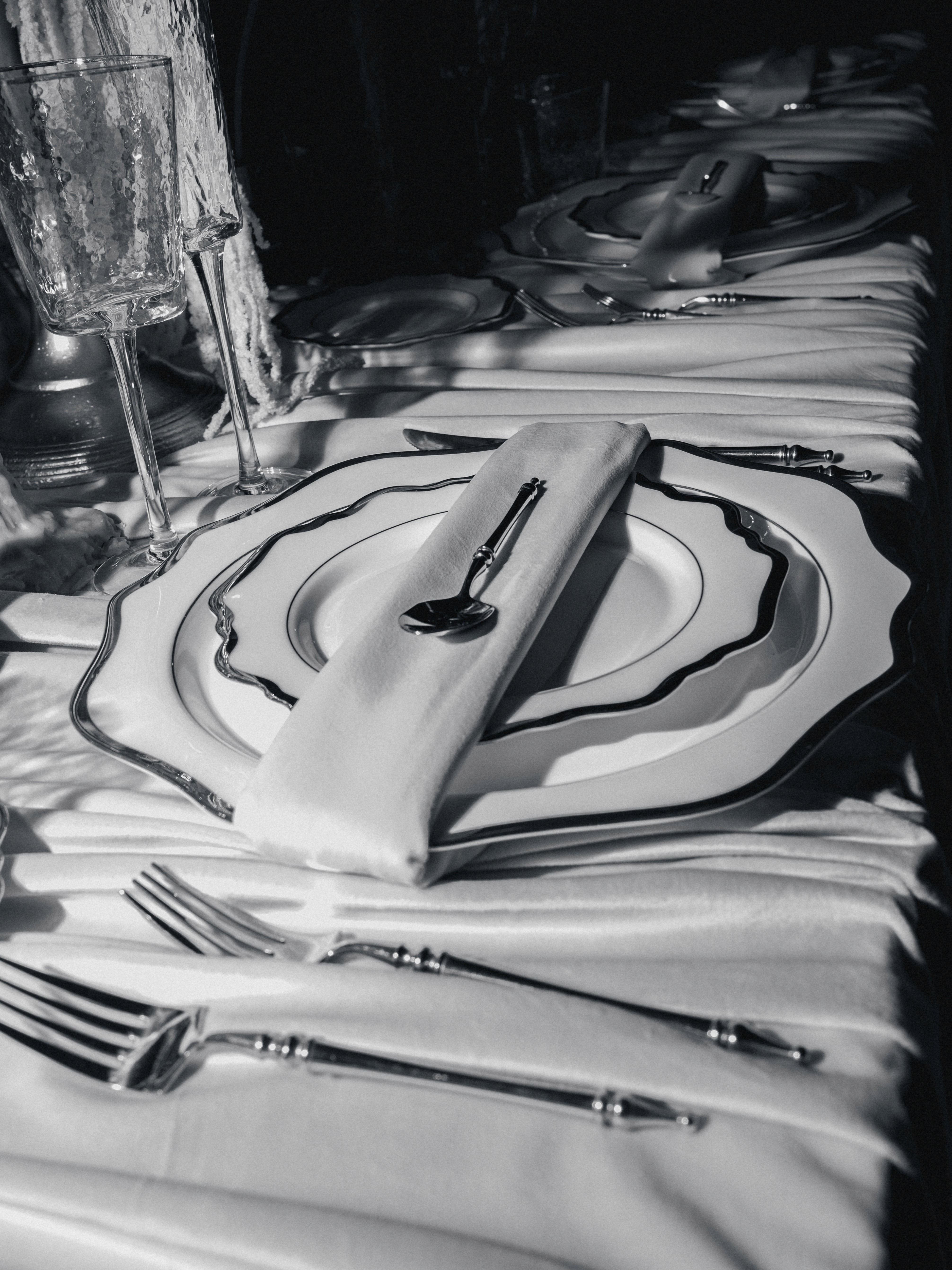Detalii de nuntă cu decor premium și texturi elegante, fotografie editorială cu accente aurii și atmosferă luxury.