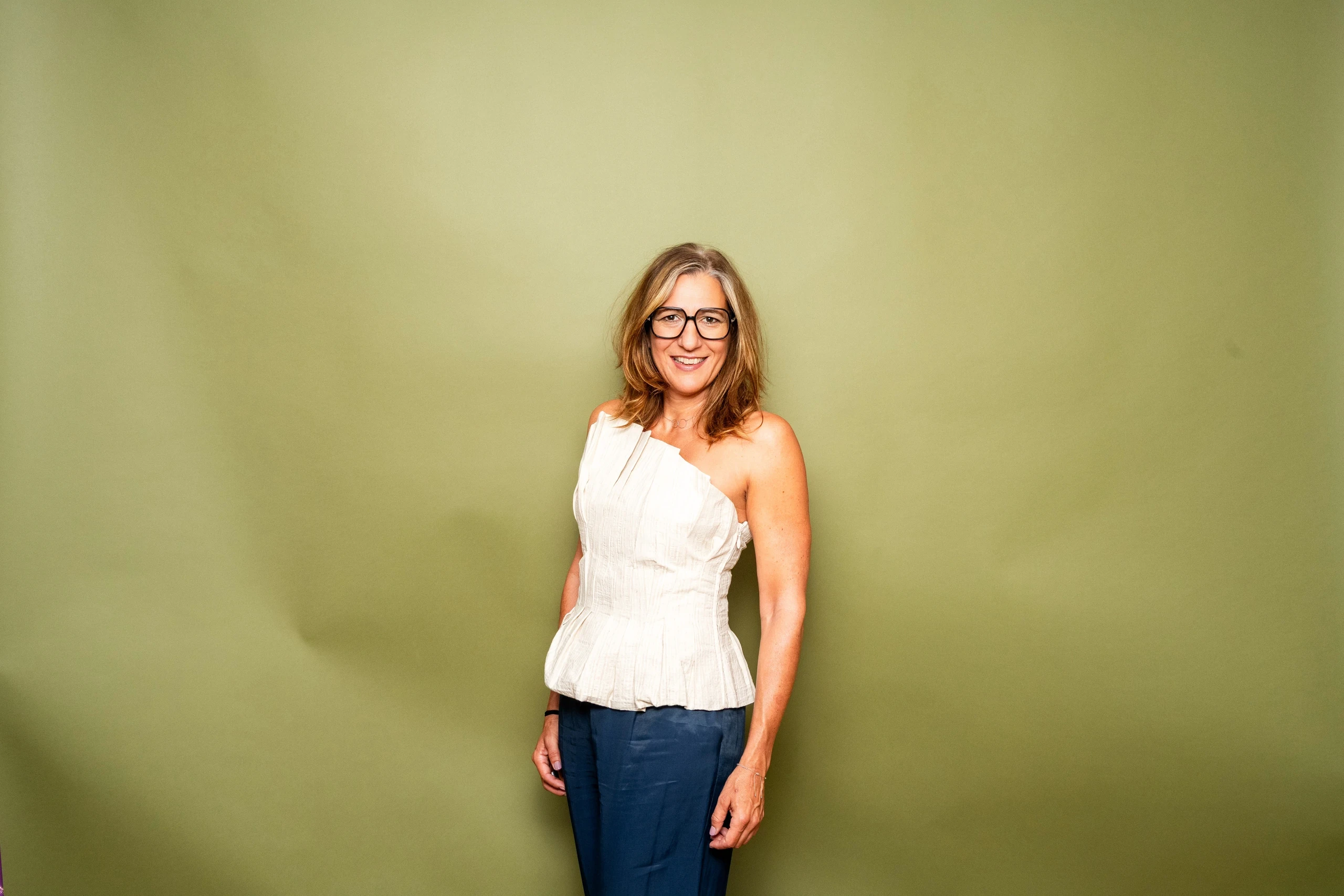 Petra Hannesschläger – freundliches Portrait im weißen Oberteil