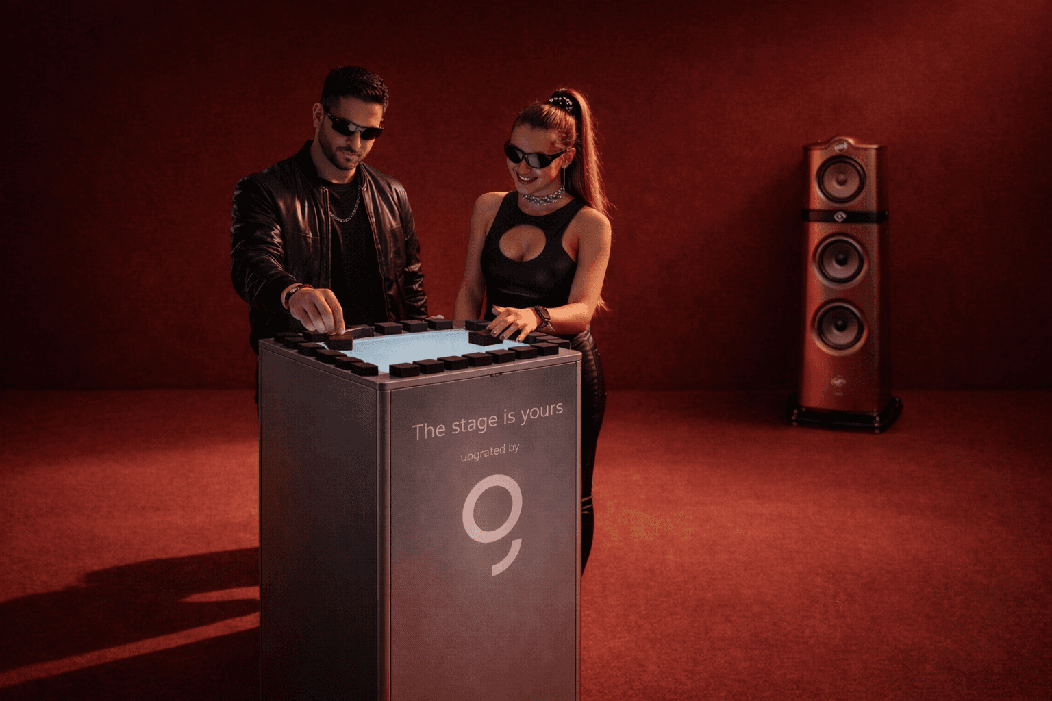 Participanți mixând muzică la masa de mixat interactivă George