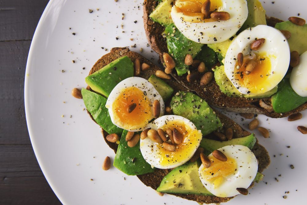 Toast uovo e avocado