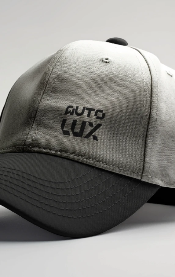 Merchandising et papeterie de marque AutoLux : casquette bicolore gris et noir avec logo brodé pour une déclinaison textile sobre et élégante.