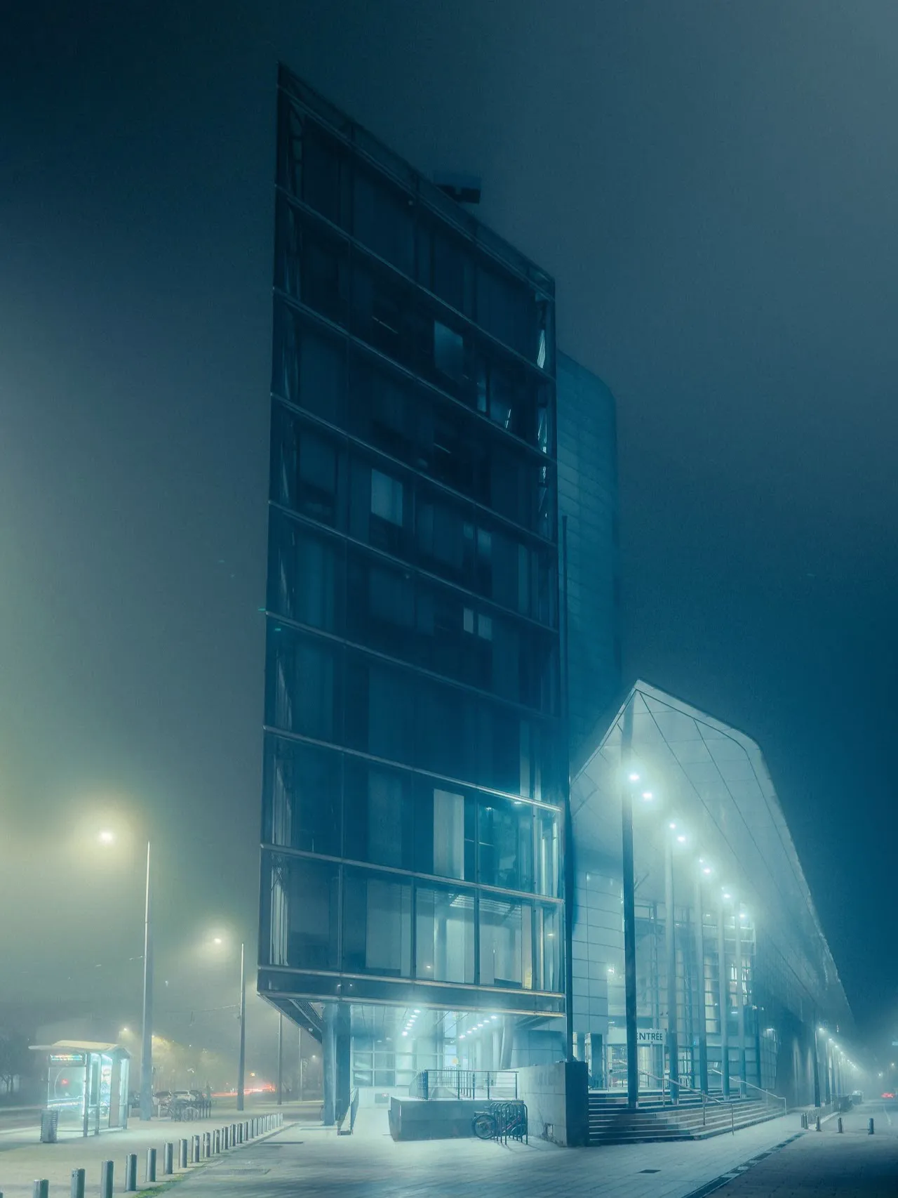 Photo urbaine de nuit du palais de justice de Grenoble