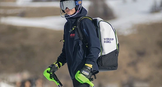 Homme avec sac à dos de ski