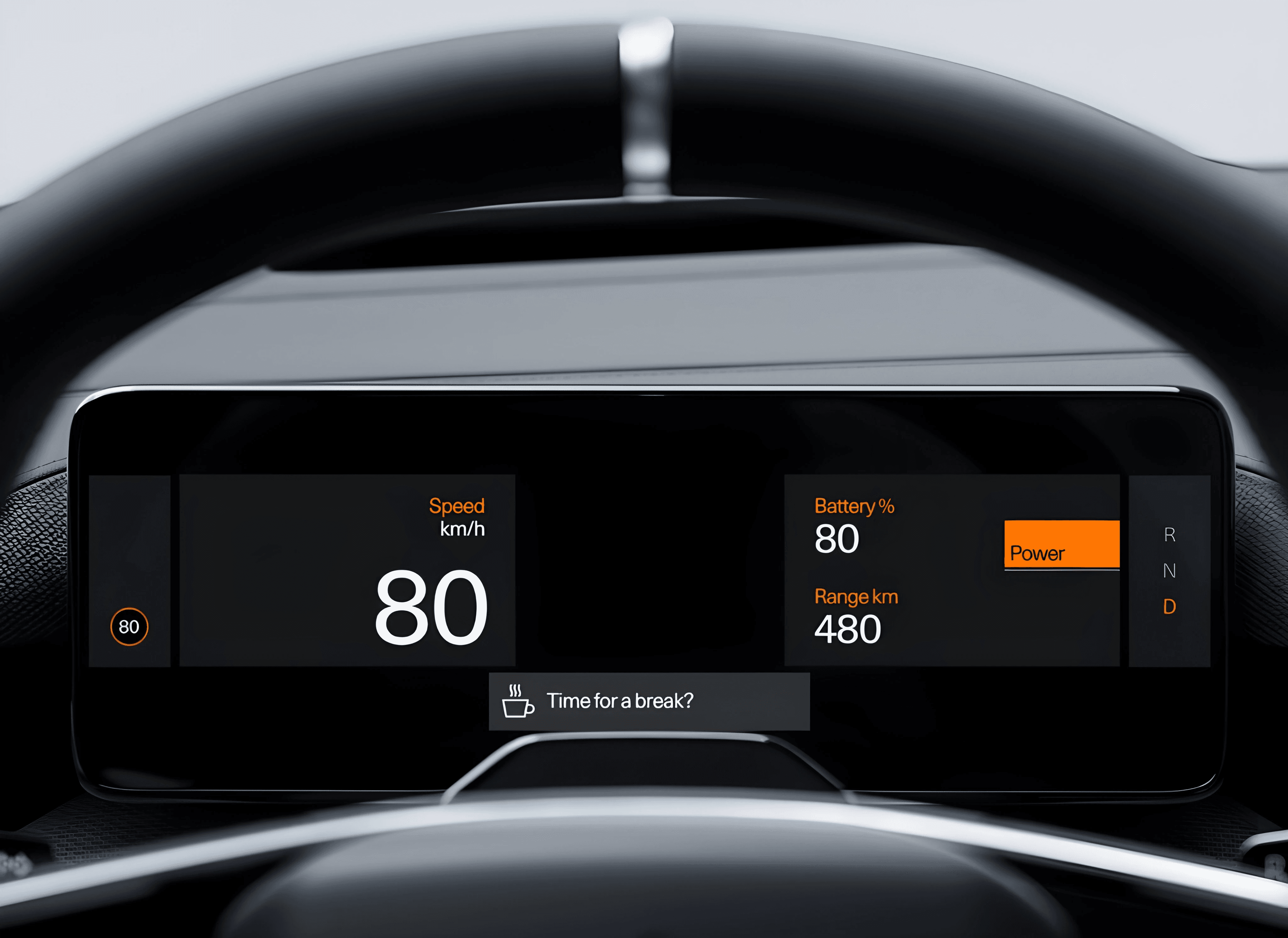 Affichage conducteur de la Polestar 4 avec navigation intégrée, autonomie estimée et compteur numérique