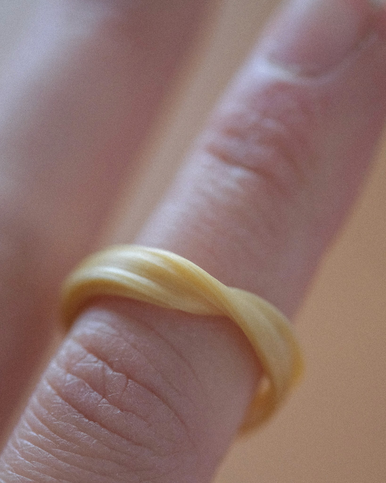 Mitsuro hikime ring on finger