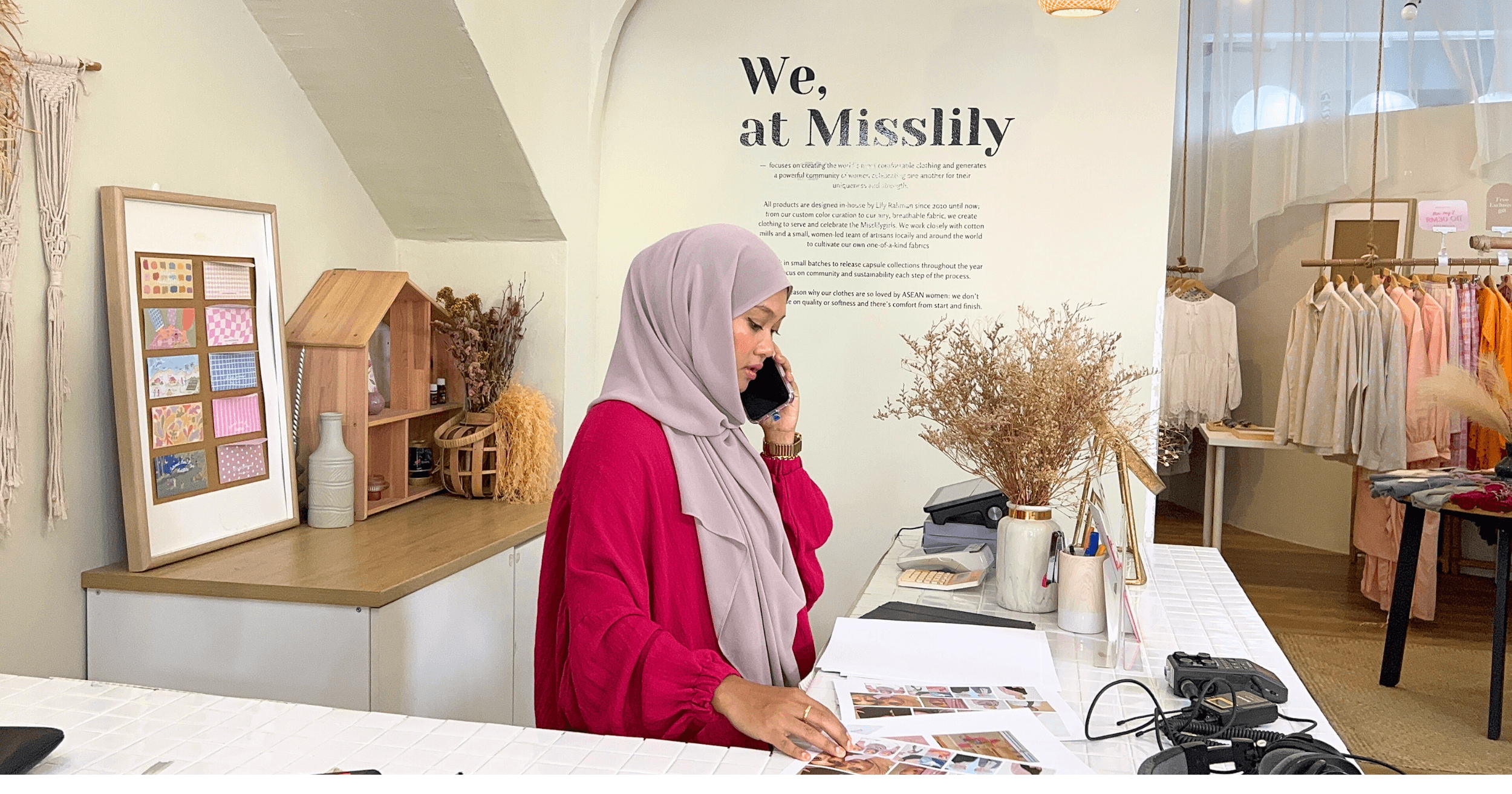 Lily Rahman, founder Misslilyshop, di kaunter butik Muslimahnya, yang terdapat POS StoreHub.