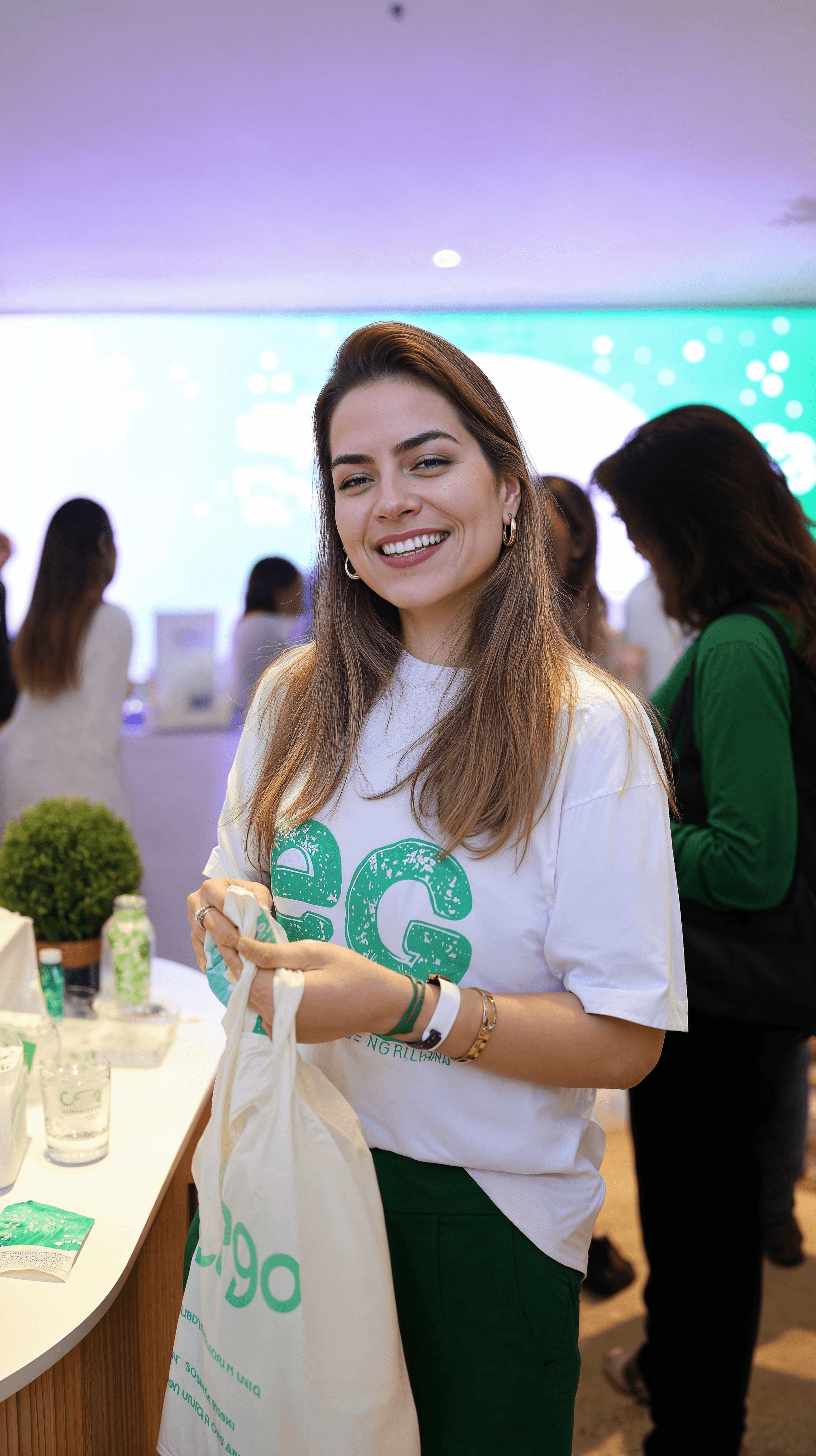 mulher com camiseta personalizada branca em um evento