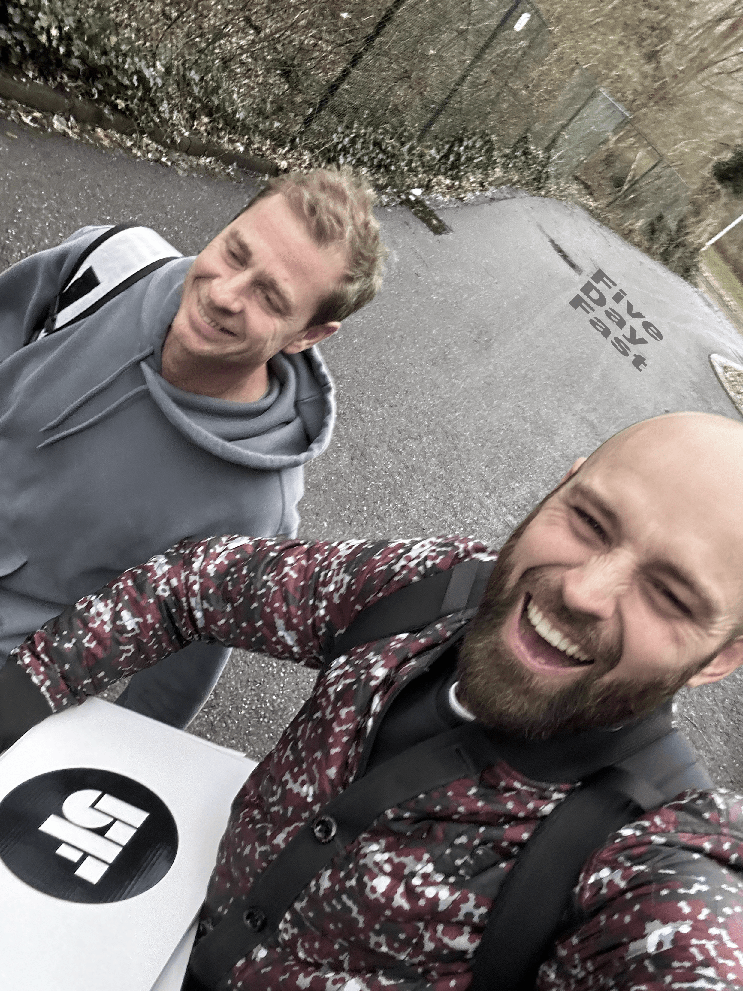 Ramon Siljade en Marijn, mede-investeerder in 5 Day Fast, lachen samen tijdens een buitenactiviteit met een 5 Day Fast doos zichtbaar op de voorgrond.