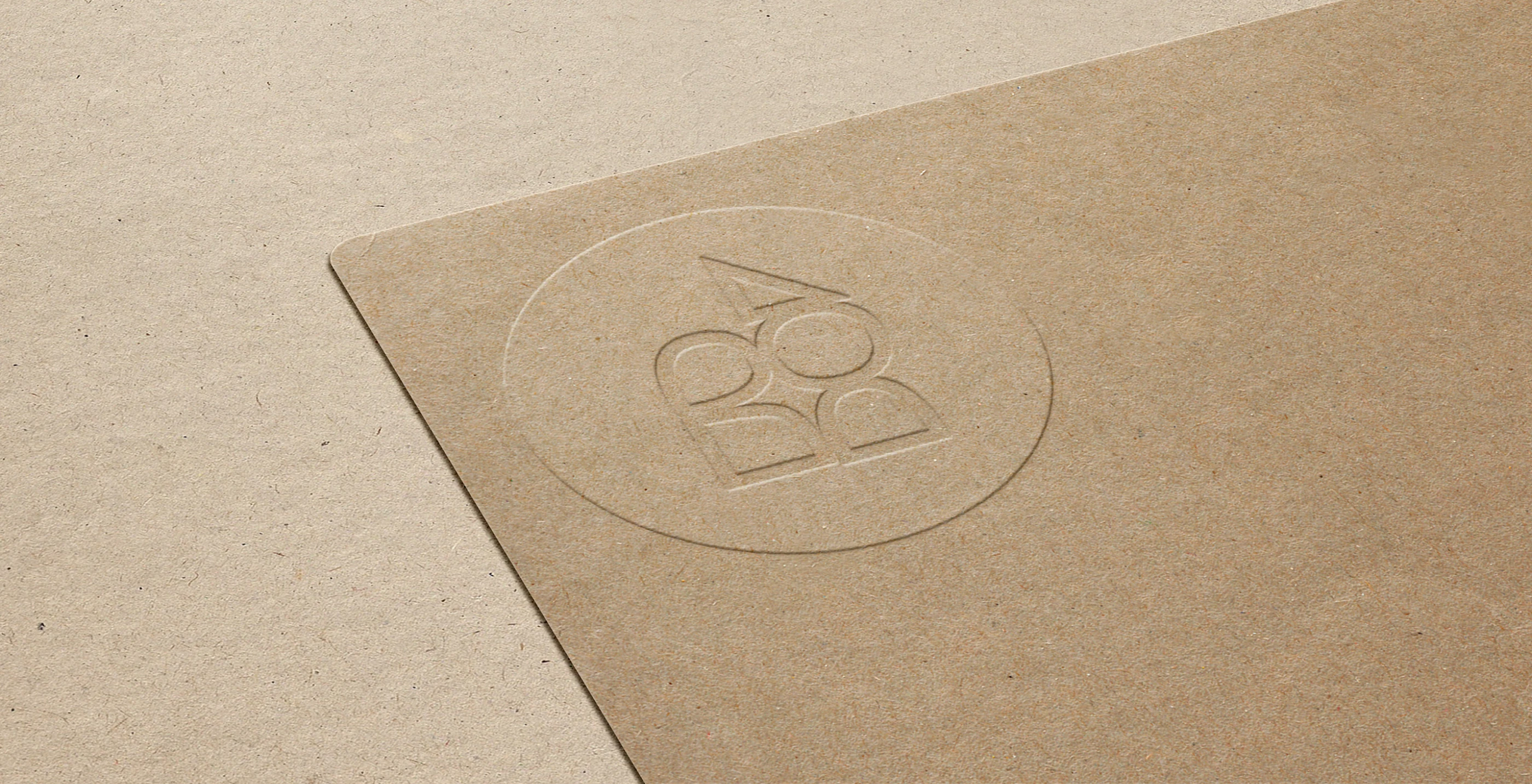 Effet de logo embossé sur carton brut pour Toi(t) pour tous.tes. Illustration du concept de branding minimaliste et écologique.