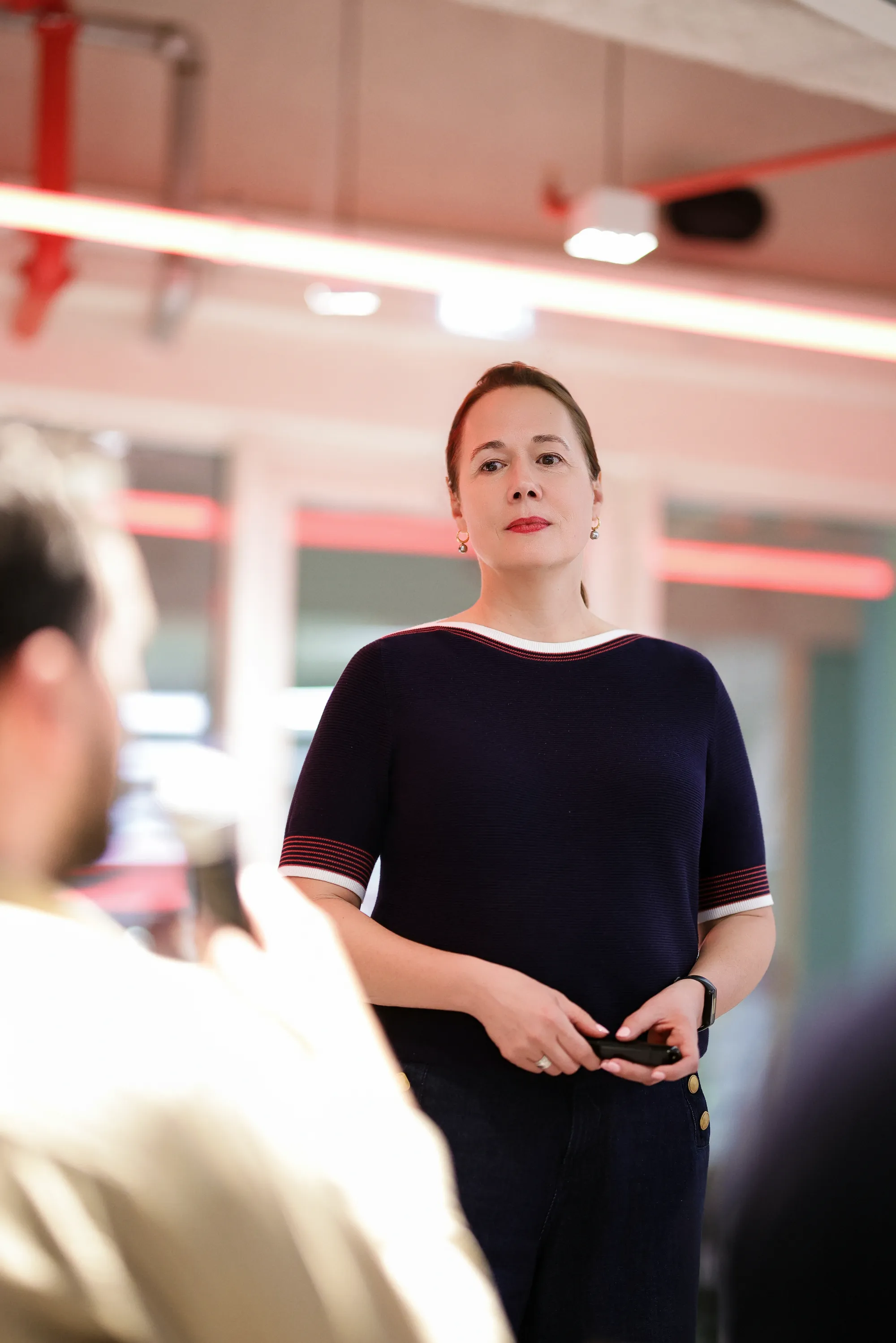 Barbara Fischer im Gespräch mit einem Startup-Team