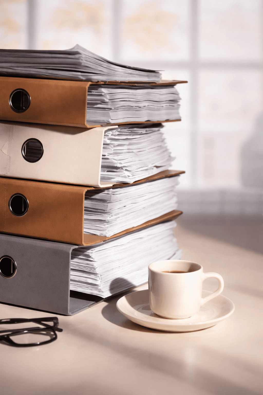 Classeurs de dossiers administratifs ERP empilés sur un bureau – constitution des dossiers d'autorisation d'ouverture pour locaux professionnels en Gironde