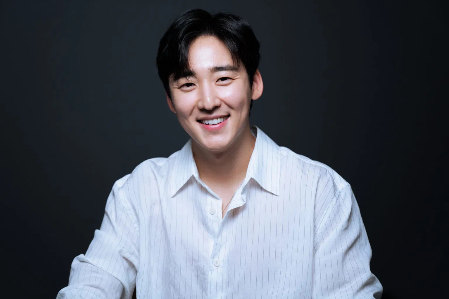 alt="will smith raising his arms to a cheering crowd"