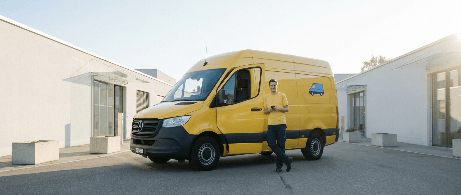 Gelber Transporter von Bernans Räumungen mit Mitarbeiter