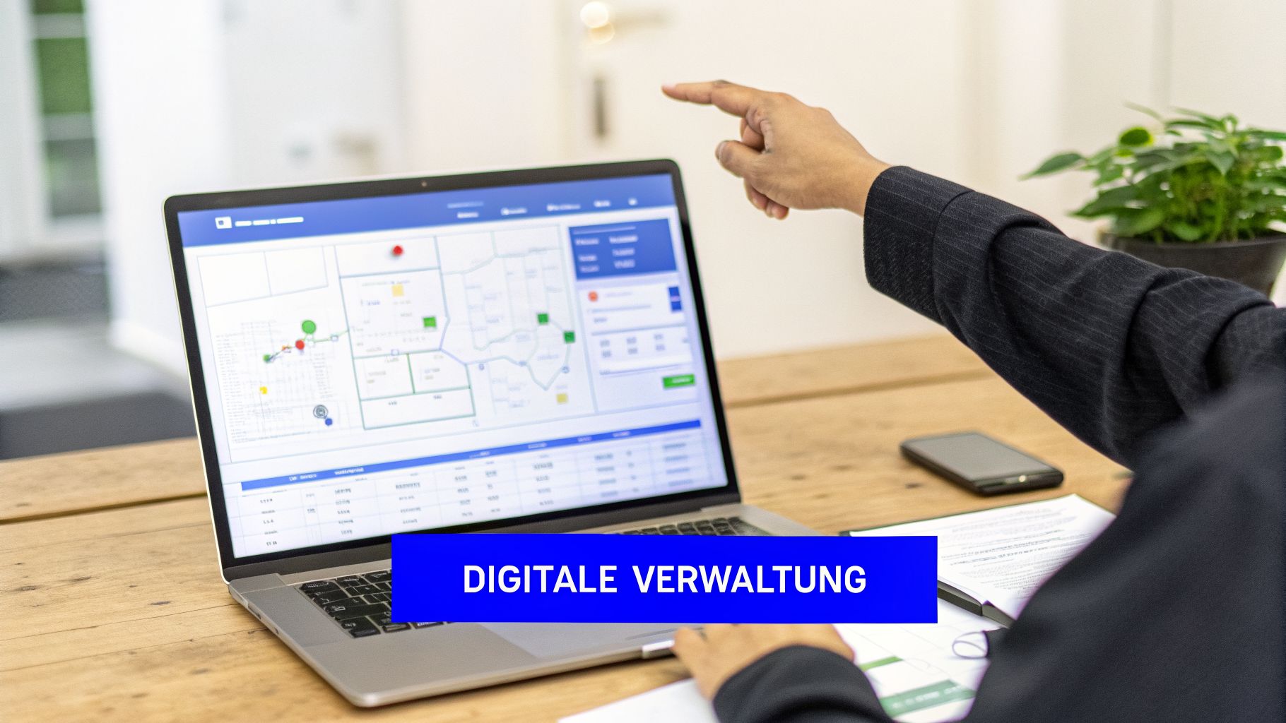 Person zeigt auf Laptop mit digitaler Karte und Daten, dazu der Schriftzug 'DIGITALE VERWALTUNG'.