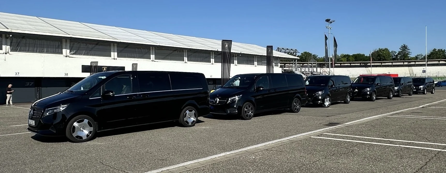 Shuttleflotte von Limousine & Shuttle Service Frankfurt auf einem Veranstaltungsgelände