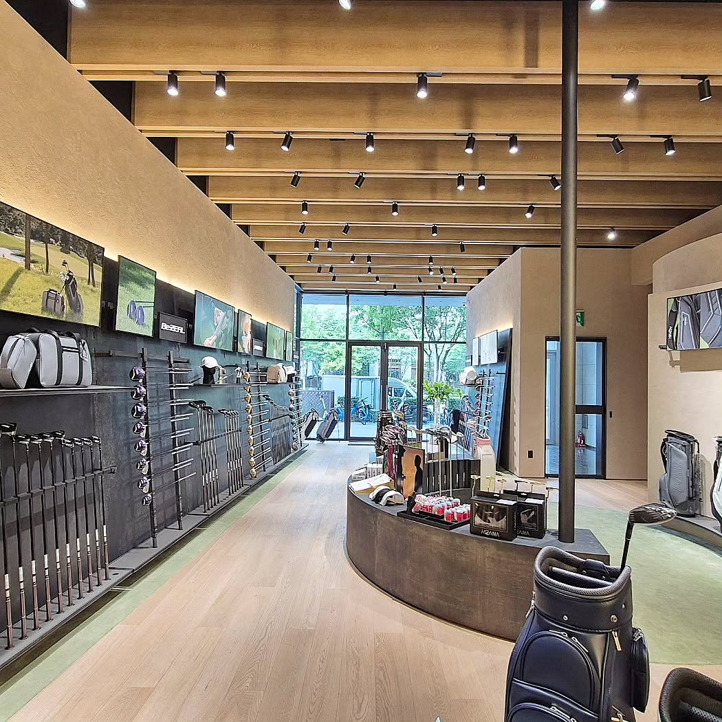 혼마골프 플래그십 스토어 내부 인테리어 - 메인 홀