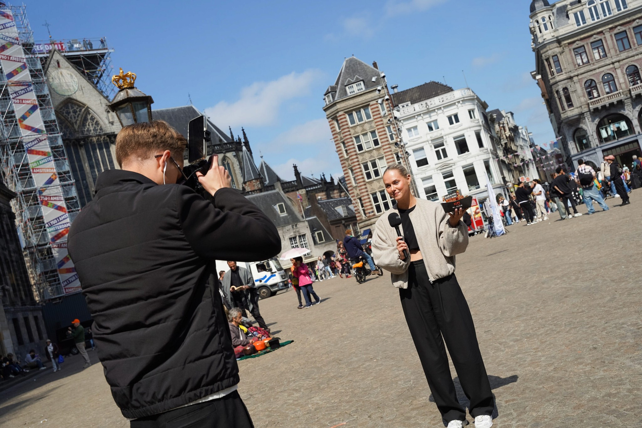 Shortclips-team filmt short video op straat in Amsterdam